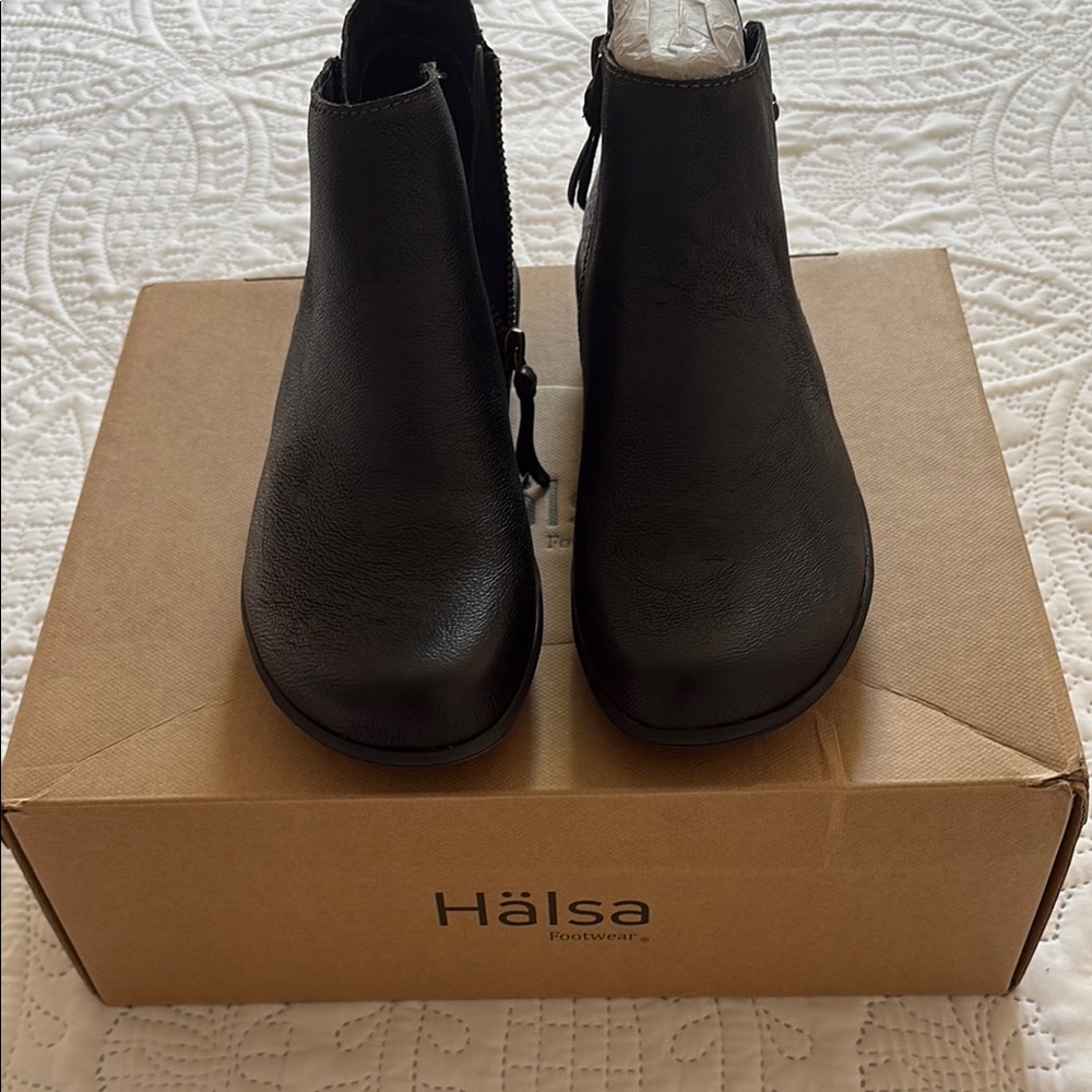 Halsa Footwear Black Chelsea Ankle Boots